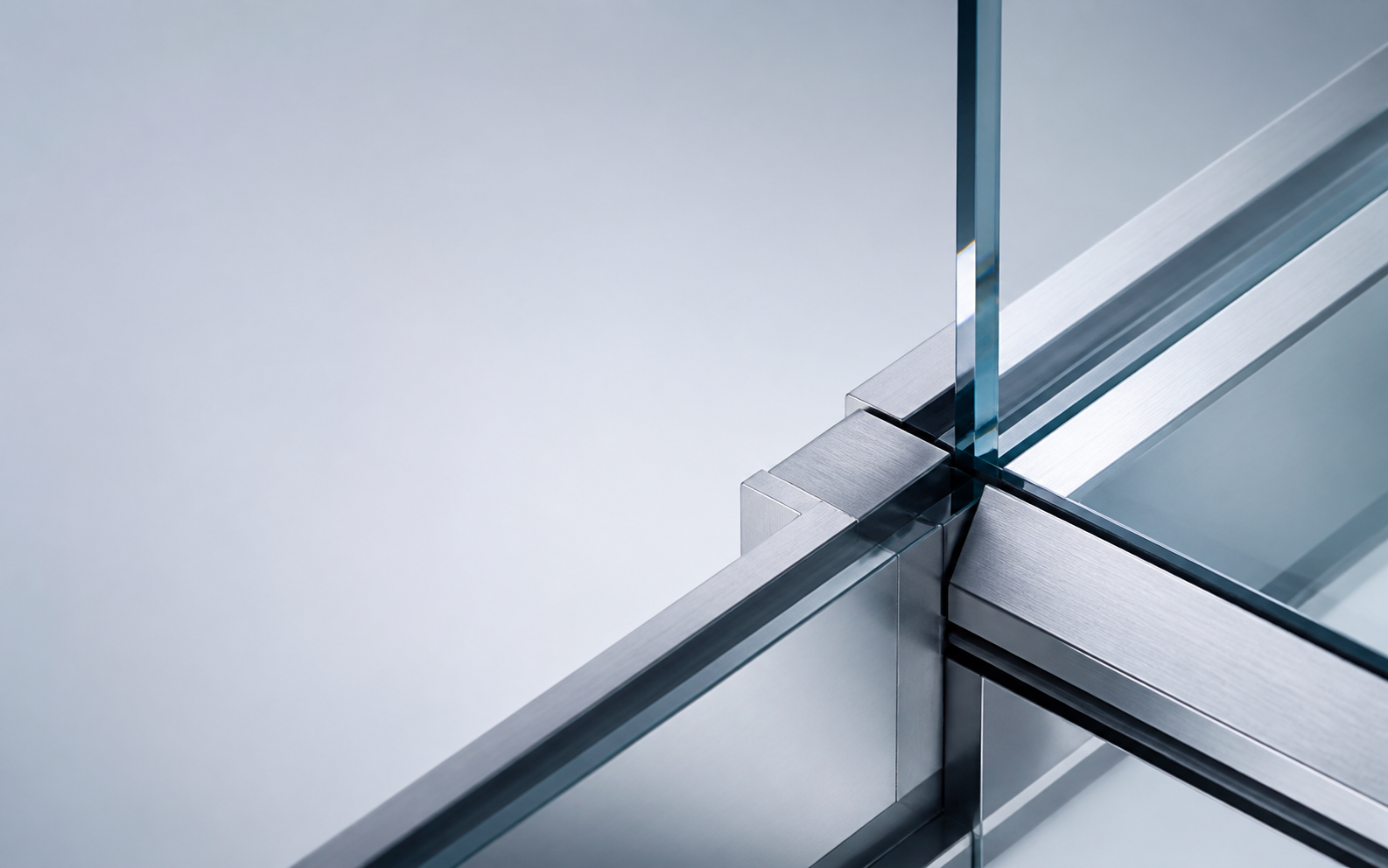 Detalle de perfiles arquitectónicos en aluminio y vidrio