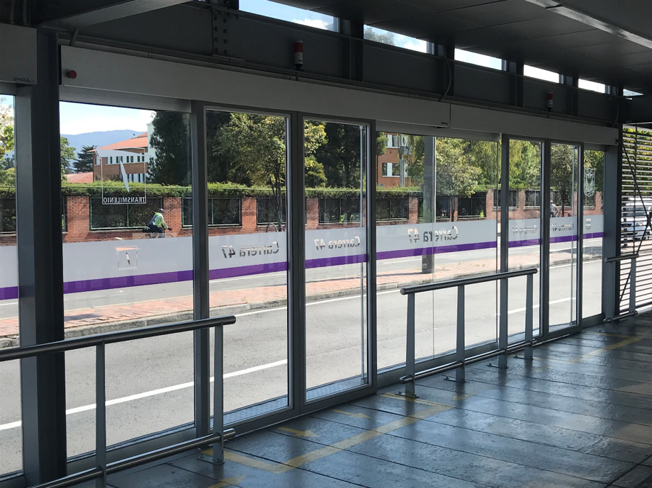 Fachada y barandas de TransMilenio